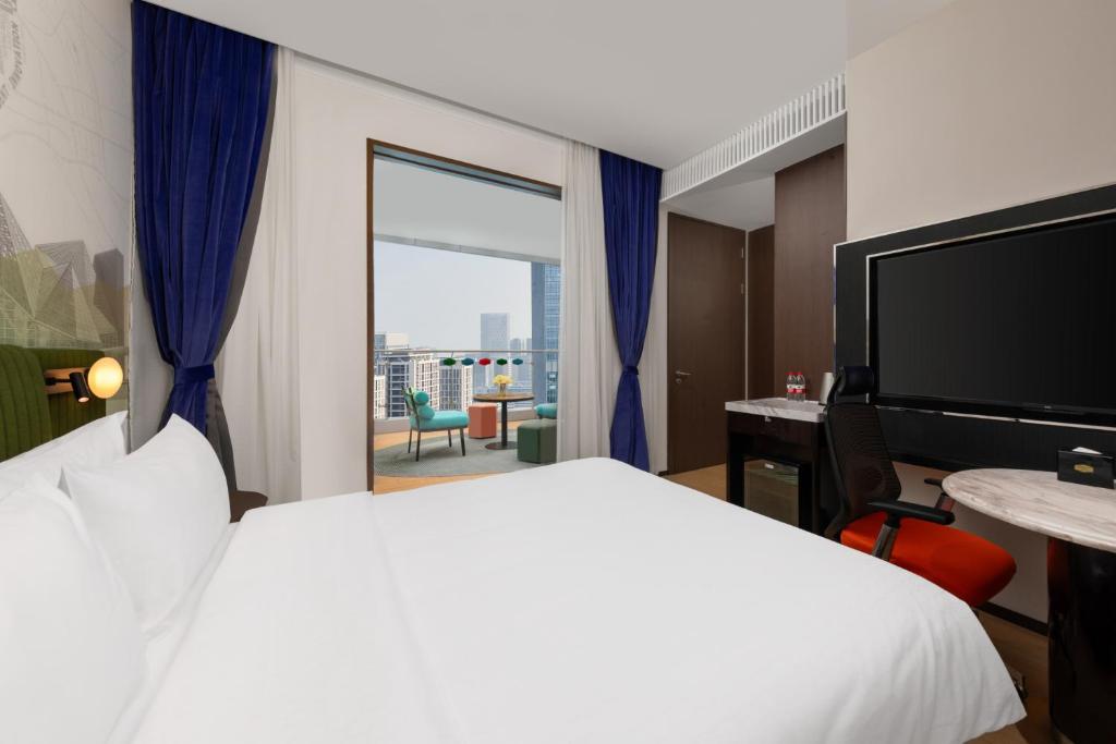 Postel nebo postele na pokoji v ubytování Hampton by Hilton Shenzhen Nanshan Science and Technology Park