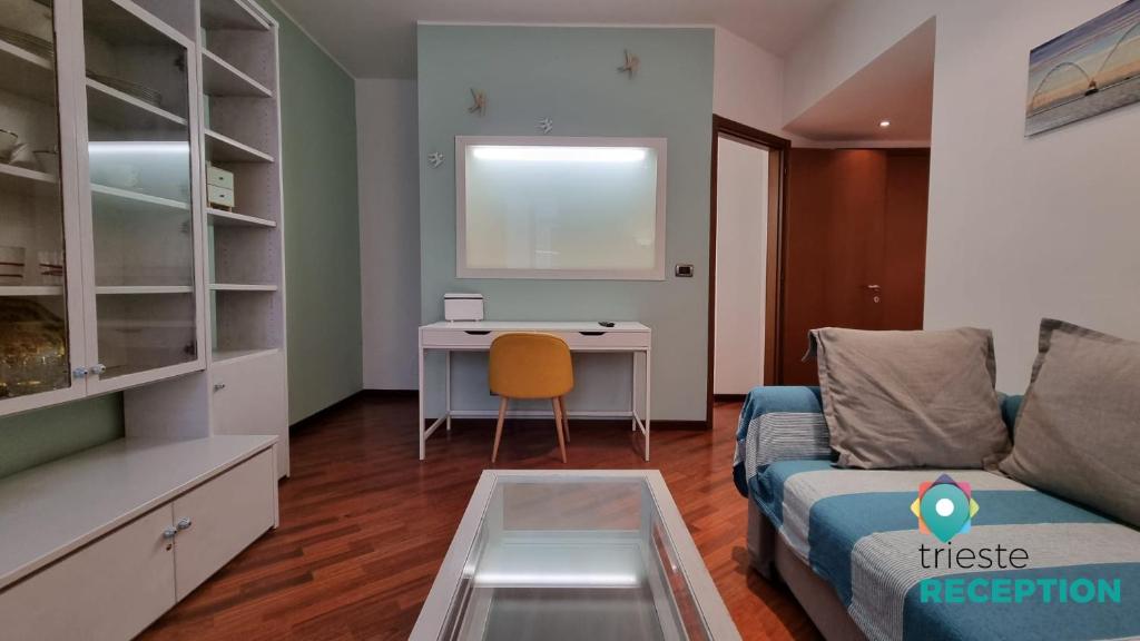 un soggiorno con divano e scrivania di El Quartierin a Trieste