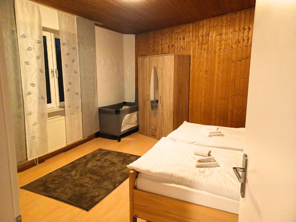 a small bedroom with a bed and a window at Ruhige freistehender Bungalow mit Parkplatz in Beckum