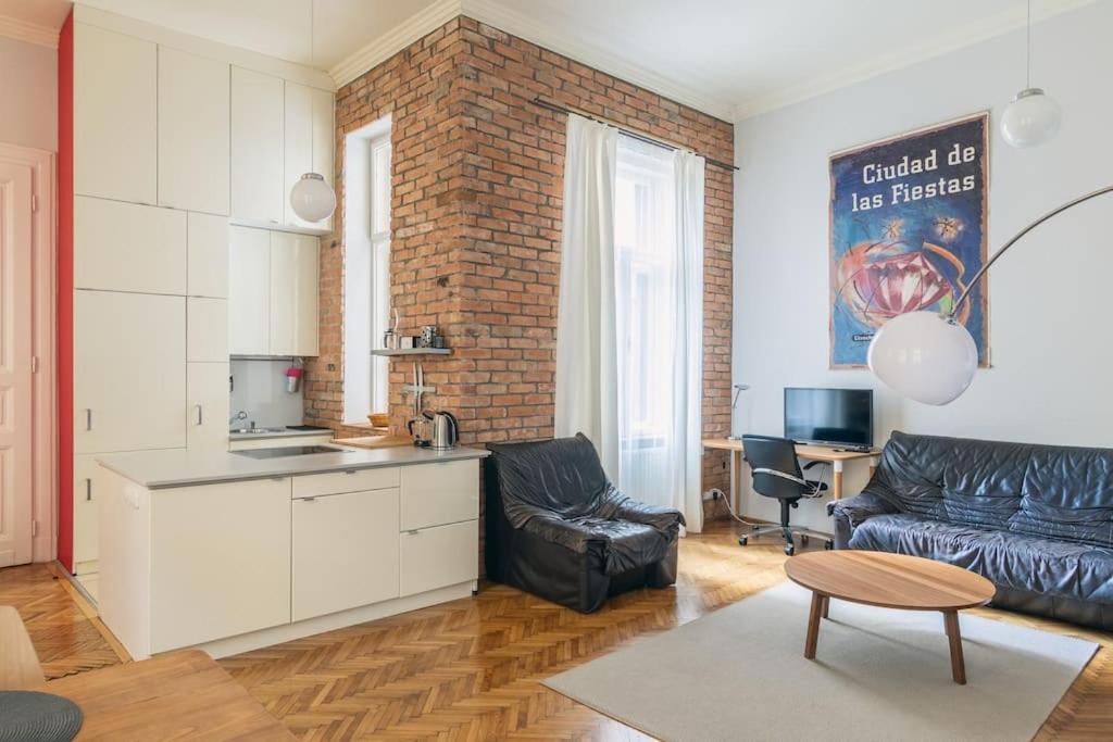 Stylish,Large & Bright Loft in City Center by NW 1092 Budapest, 13a Erkel utca kép - 1