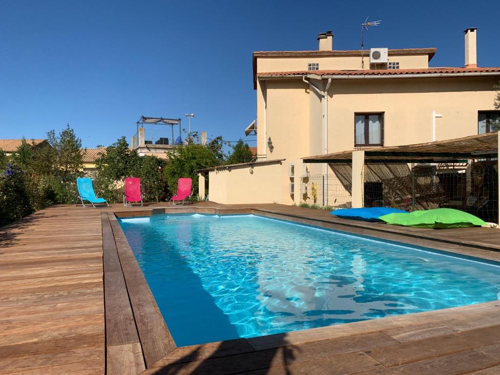 een zwembad voor een huis bij Romantic Tiny House with private terrace and shared pool in Bessan
