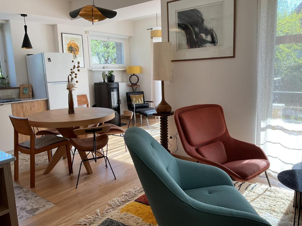 a living room with a table and chairs at Good Life à Strasbourg in Strasbourg
