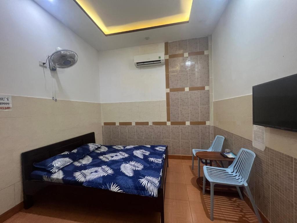 Zimmer mit einem Bett und einem Tisch mit Stühlen in der Unterkunft Như Ý in Đà Nẵng
