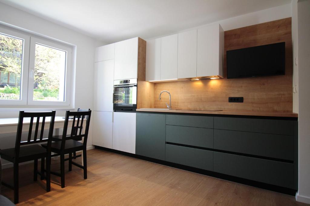 Kuchyň nebo kuchyňský kout v ubytování Naia Apartments
