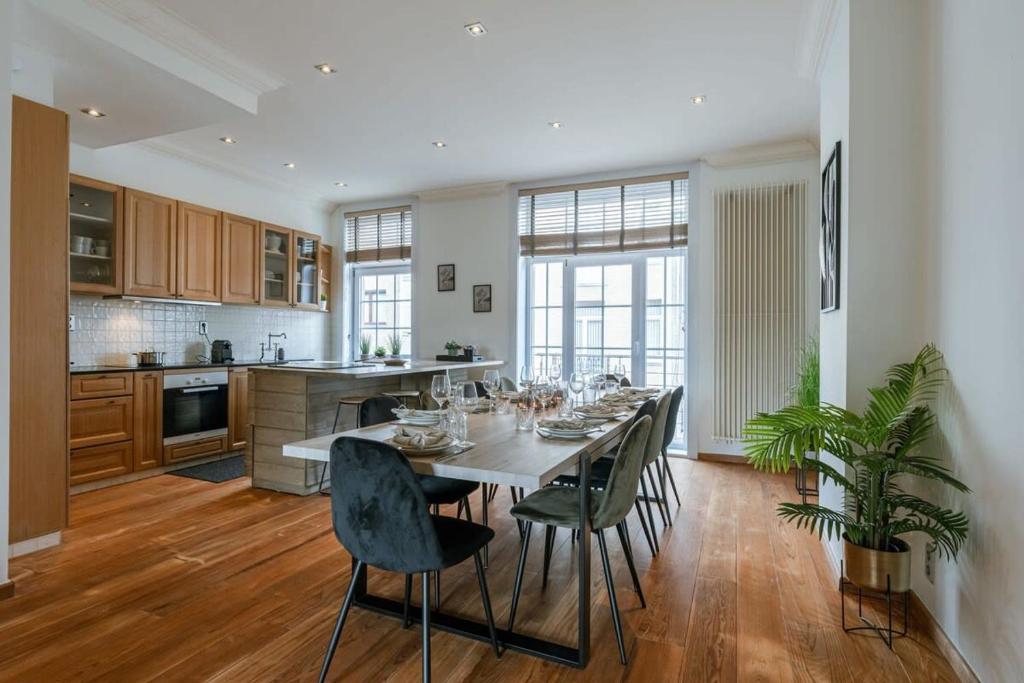 a dining room with a table and chairs in a kitchen at Beautiful and spacious vacation home 'Villa Willy' in Blankenberge