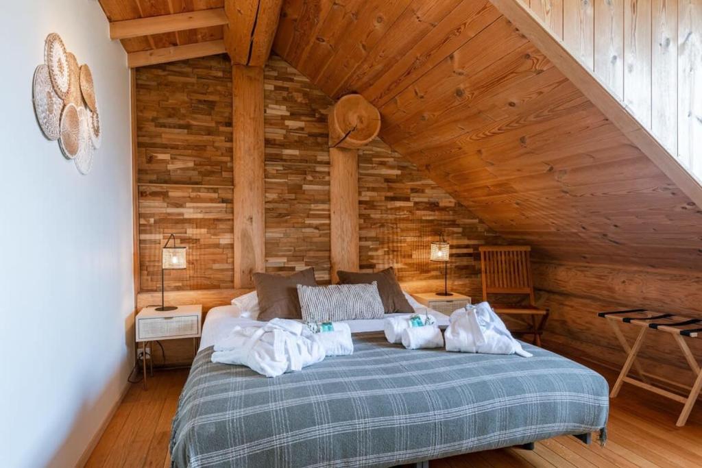 Gulta vai gultas numurā naktsmītnē Beautiful log home with stunning views