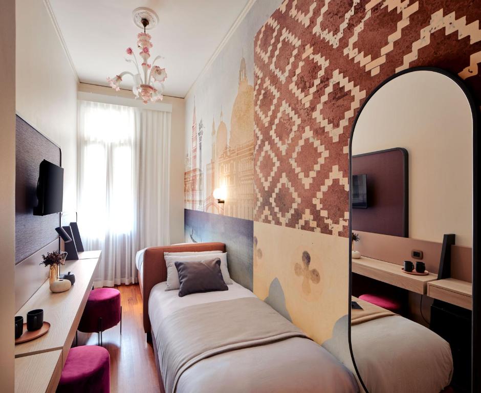 TV a/nebo společenská místnost v ubytování UNAHOTELS Ala Venezia-Adults 16