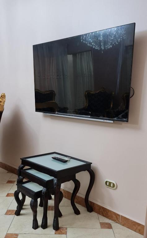 TV a/nebo společenská místnost v ubytování Comfy 2 Bedrooms Apartment in Cairo 98-5