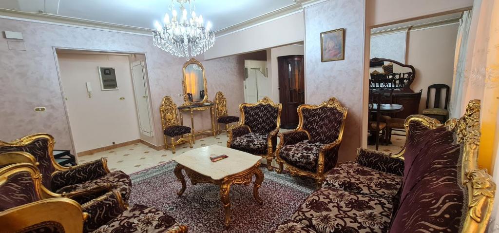 Posezení v ubytování Comfy 2 Bedrooms Apartment in Cairo 98-5