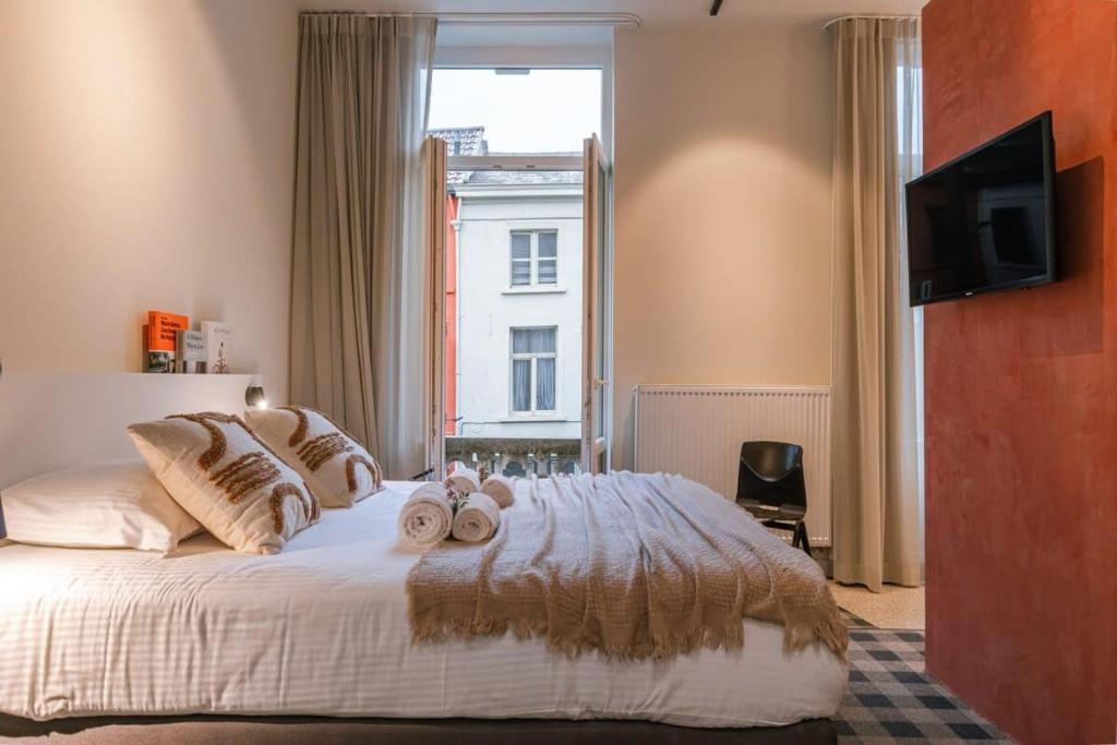 1 dormitorio con 1 cama grande y toallas. en WAY SWEET DREAMS - Room 1, en Gante