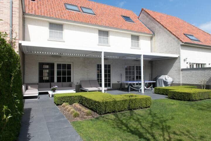 Casa blanca grande con patio en Delicious house for 8 persons with sunny-garden in Duinbergen, en Knokke-Heist