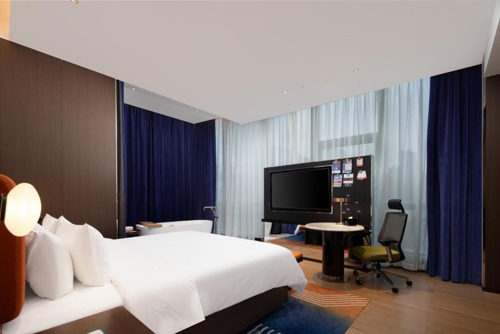 TV a/nebo společenská místnost v ubytování Hampton by Hilton Shenzhen Nanshan Science and Technology Park