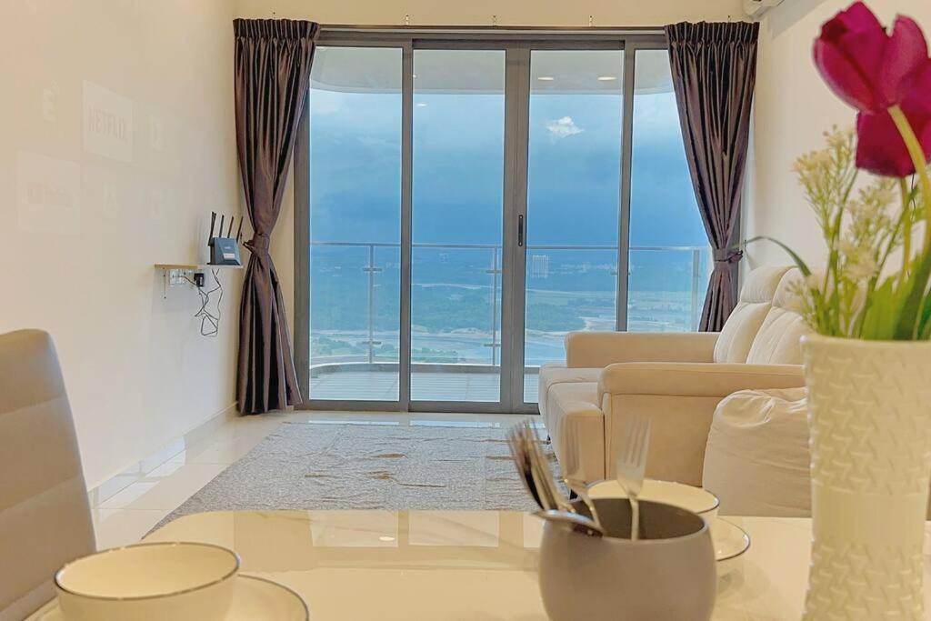 - un salon avec vue sur l'océan dans l'établissement OceanVista Oasis: Seaview Haven 2 Bedroom【Netflix】, à Johor Bahru