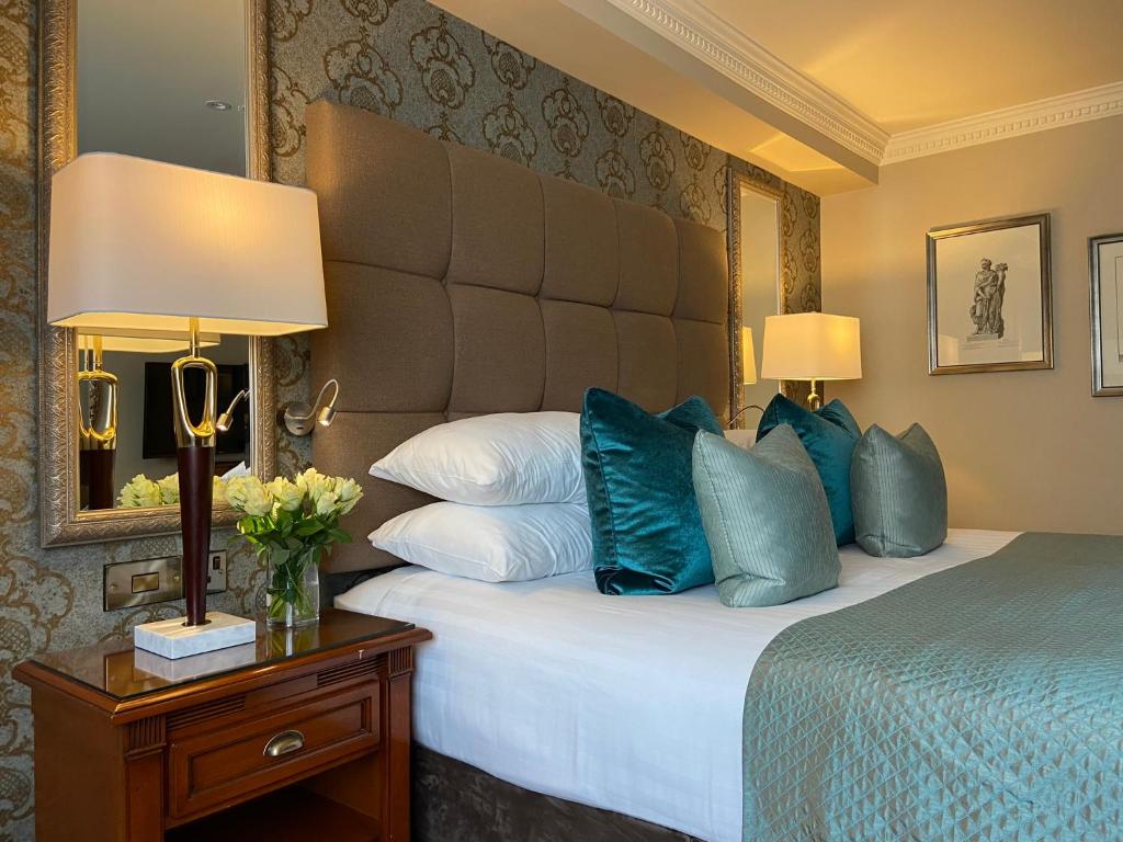 Postel nebo postele na pokoji v ubytování International Hotel Killarney