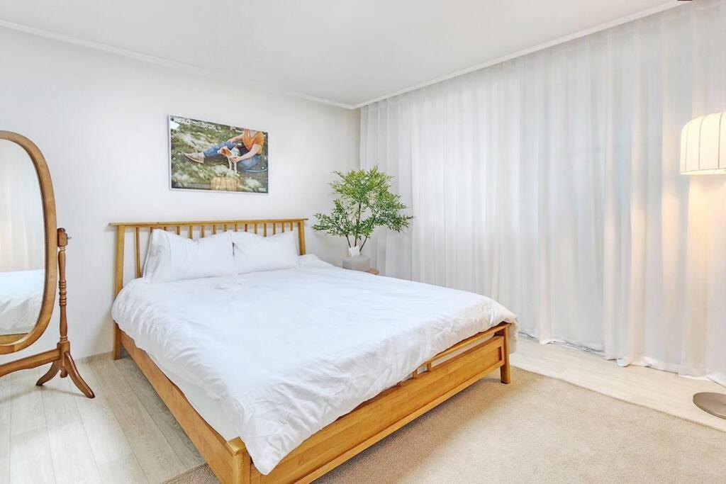 une chambre avec un grand lit et une fenêtre dans l'établissement #guro digital complex station 10min #clean #2rooms #netflix, à Séoul