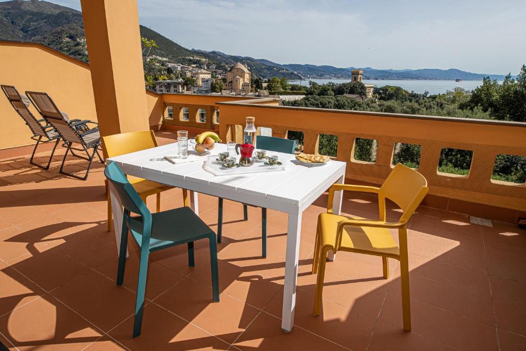 een witte tafel en stoelen op een balkon bij Casa sul Golfo - CITRA: 010001-LT-0392 in Arenzano