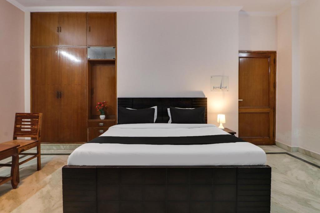 Super OYO Dream Homes tesisinde bir odada yatak veya yataklar