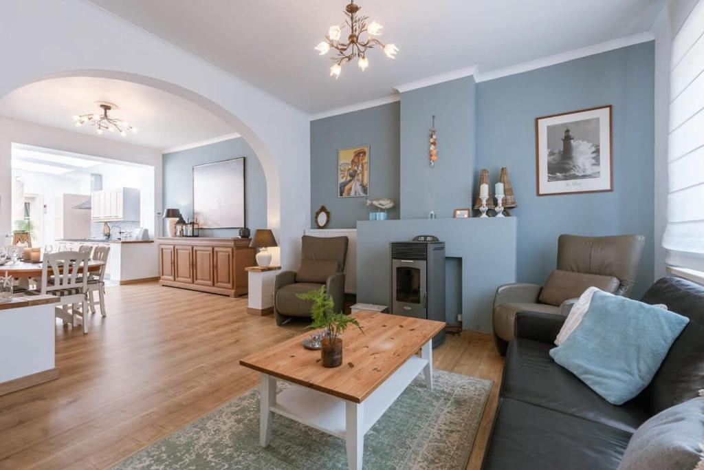 uma sala de estar com um sofá e uma mesa em Spacious apartment with terrace in Ostend em Oostende