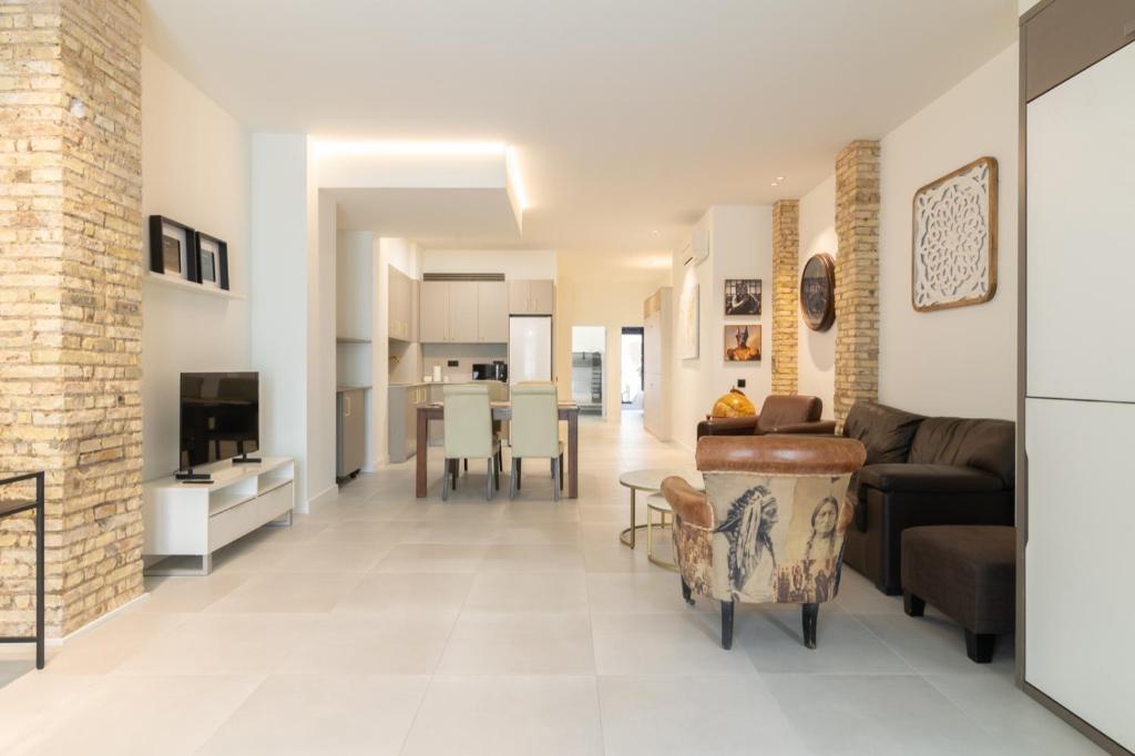 Picture of The Griffin - Center City is a pet-friendly apartment community in ...