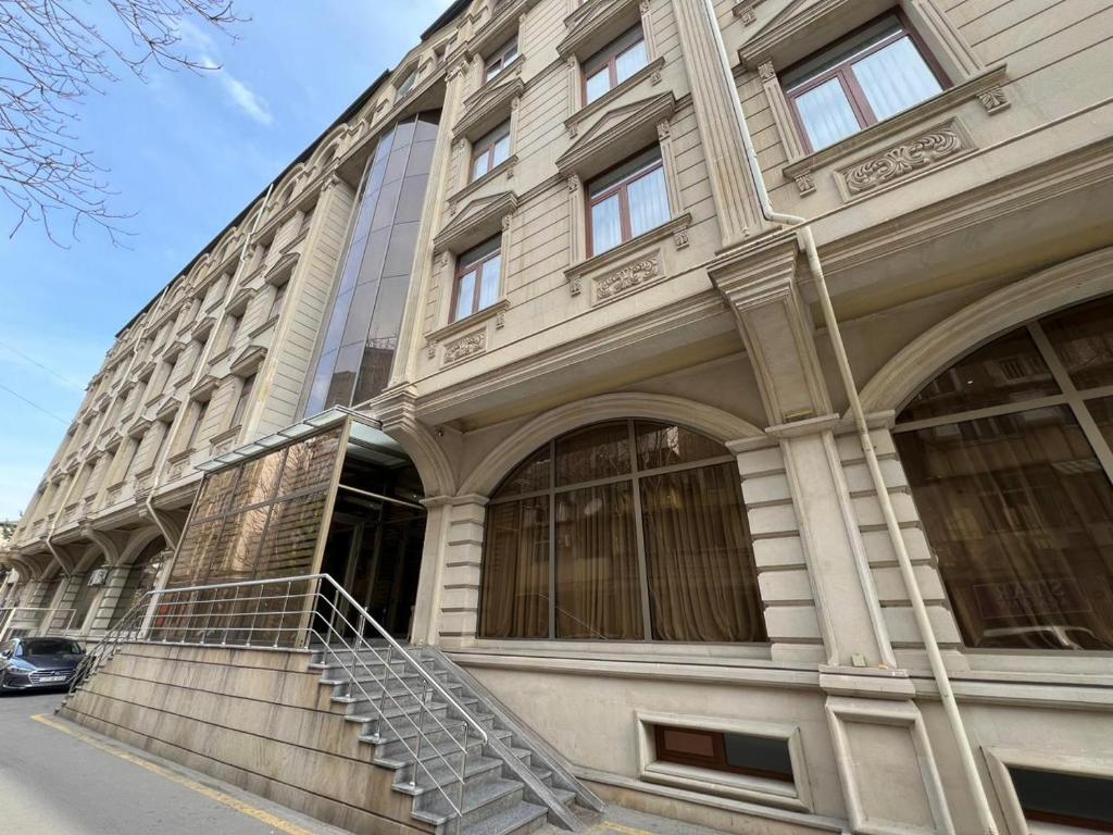 un edificio con una escalera delante de él en Golden City Hotel Baku, en Baku