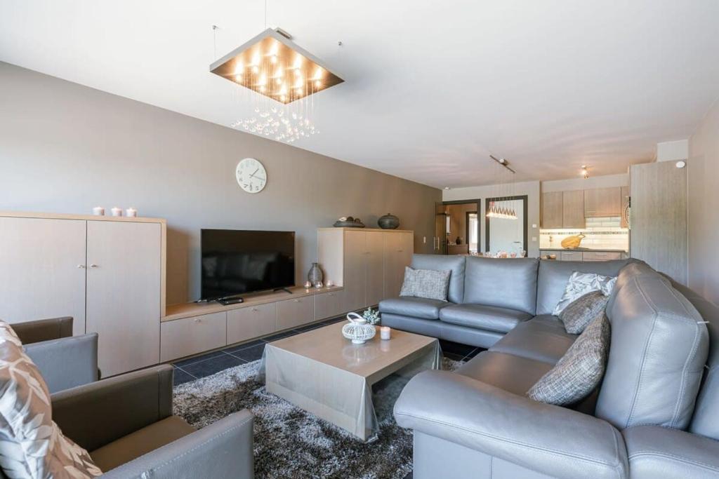 Posezení v ubytování Huswell - Bright apartment with parking near the beach