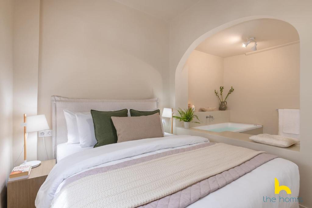 A bed or beds in a room at Romantic Luxury Hideaway Near Acropolis with Jacuzzi