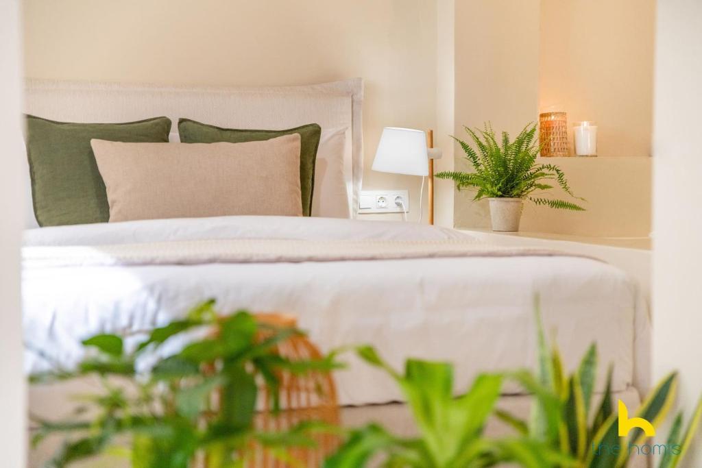 A bed or beds in a room at Romantic Luxury Hideaway Near Acropolis with Jacuzzi