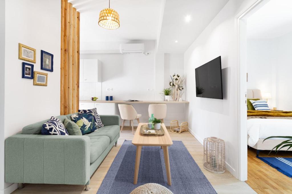 A television and/or entertainment centre at Modern & Stylish Hideaway Downtown near Acropolis & Metro