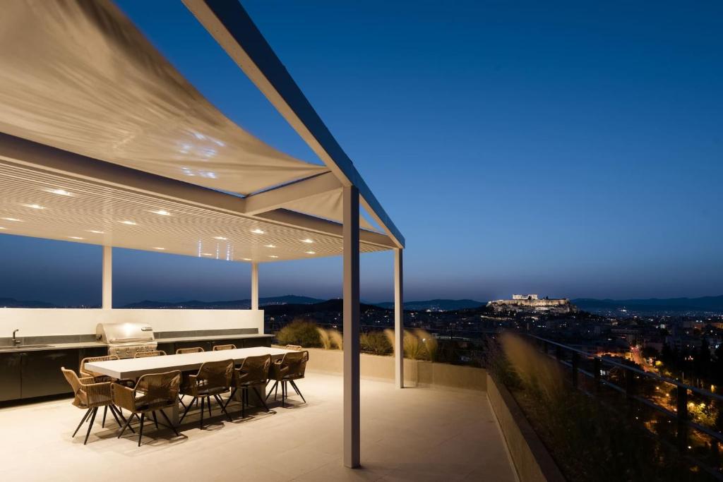 Kalypso, Urban Apartment with Unique Views of The Acropolis! - Housity