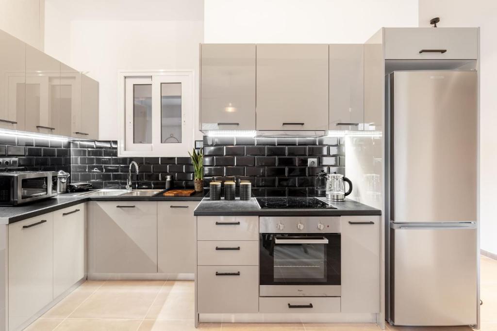 Kuchyň nebo kuchyňský kout v ubytování Stylish, 3-brdm Family Apartment near Acropolis!