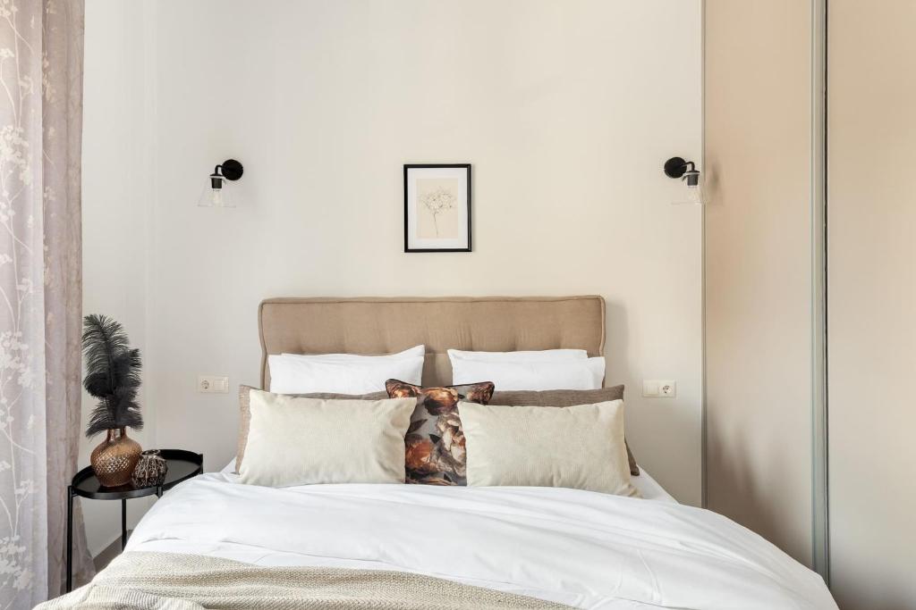 Postel nebo postele na pokoji v ubytování Stylish, 3-brdm Family Apartment near Acropolis!