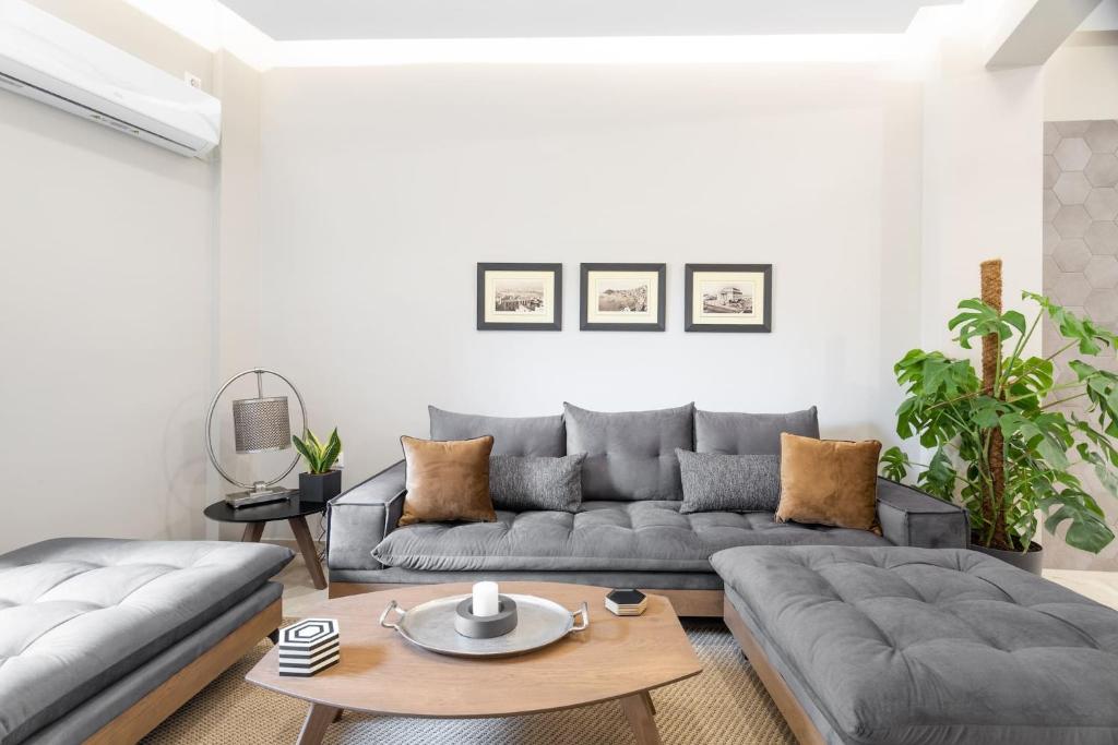 Posezení v ubytování Deluxe 3-BDRM Urban-industrial Apt at Acropolis