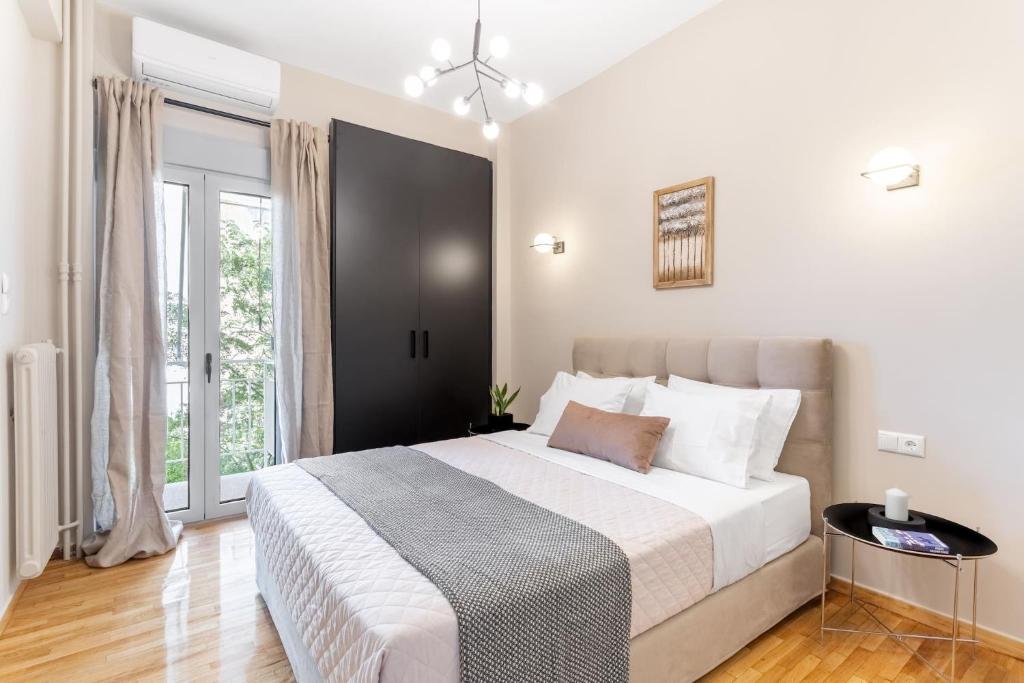 Postel nebo postele na pokoji v ubytování Deluxe 3-BDRM Urban-industrial Apt at Acropolis