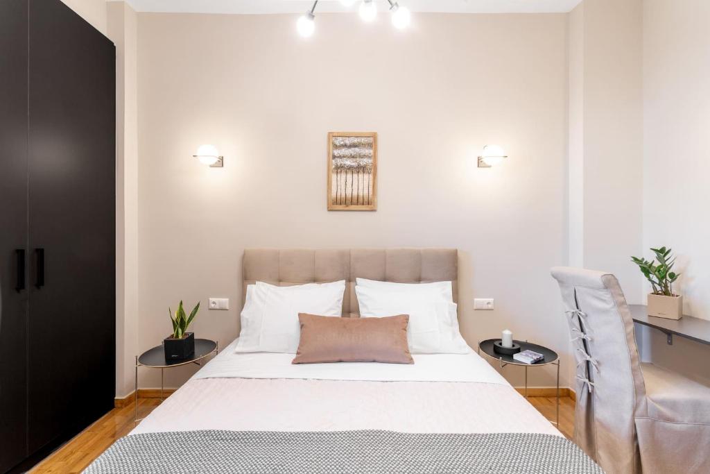 Postel nebo postele na pokoji v ubytování Deluxe 3-BDRM Urban-industrial Apt at Acropolis