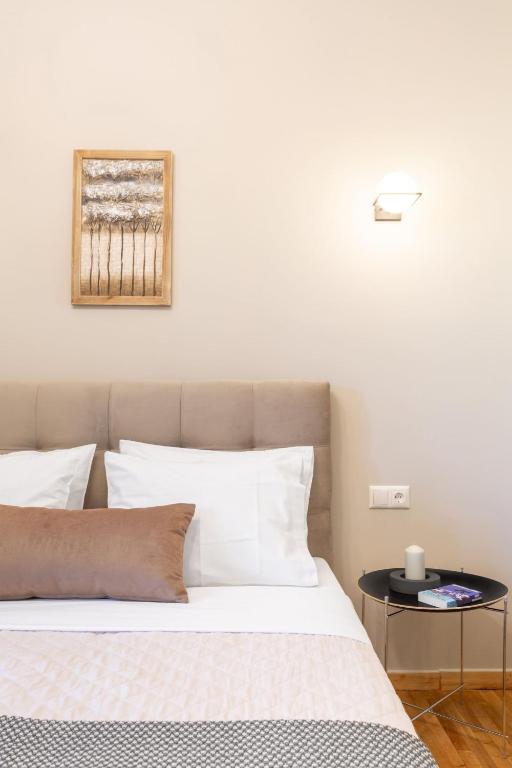 Postel nebo postele na pokoji v ubytování Deluxe 3-BDRM Urban-industrial Apt at Acropolis