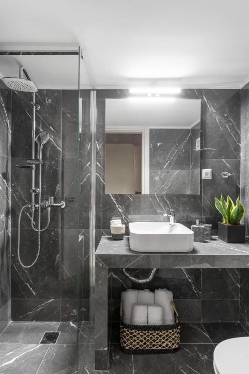Koupelna v ubytování Deluxe 3-BDRM Urban-industrial Apt at Acropolis