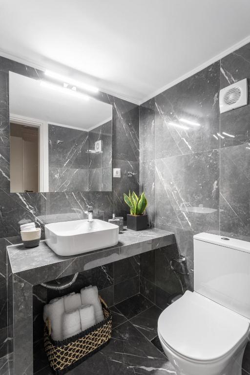Koupelna v ubytování Deluxe 3-BDRM Urban-industrial Apt at Acropolis