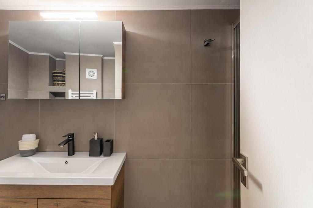 Koupelna v ubytování Deluxe 3-BDRM Urban-industrial Apt at Acropolis
