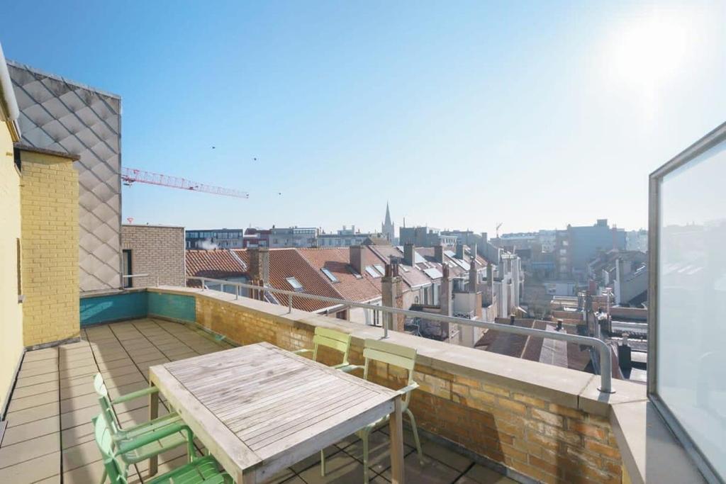 uma varanda com uma mesa e cadeiras num telhado em Apartment with spacious terrace and stunning view em Oostende