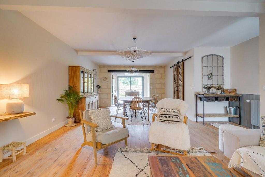 un salon avec un canapé, des chaises et une table dans l'établissement L'Echoppe Bordelaise - Très belle maison avec jardin, à Bordeaux