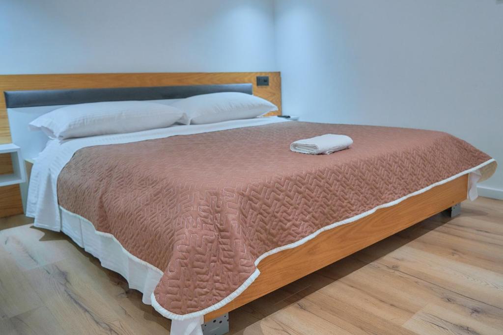 Postel nebo postele na pokoji v ubytování Kalpazo Inn Tirana