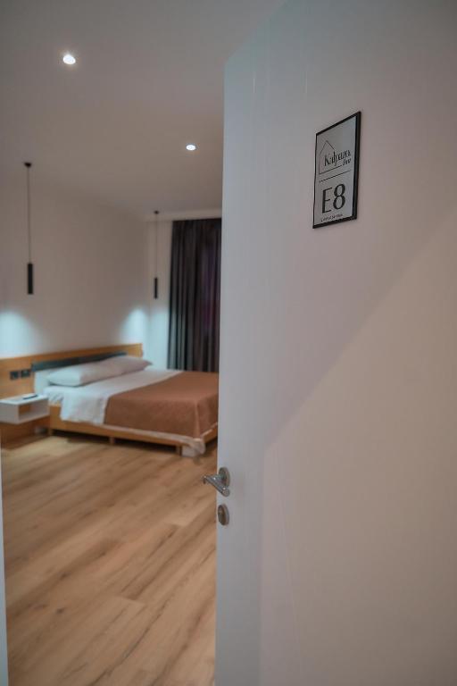 Postel nebo postele na pokoji v ubytování Kalpazo Inn Tirana