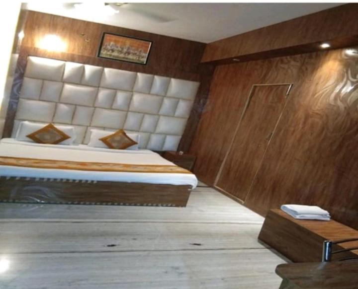 a bedroom with a bed and a wooden wall at The Lemon Chile in Rānchī