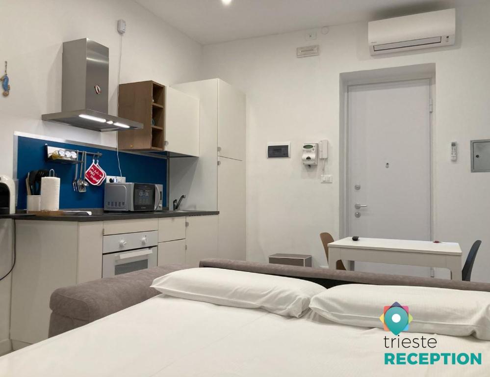 una camera ospedaliera con letto e cucina di Center Monflat a Trieste