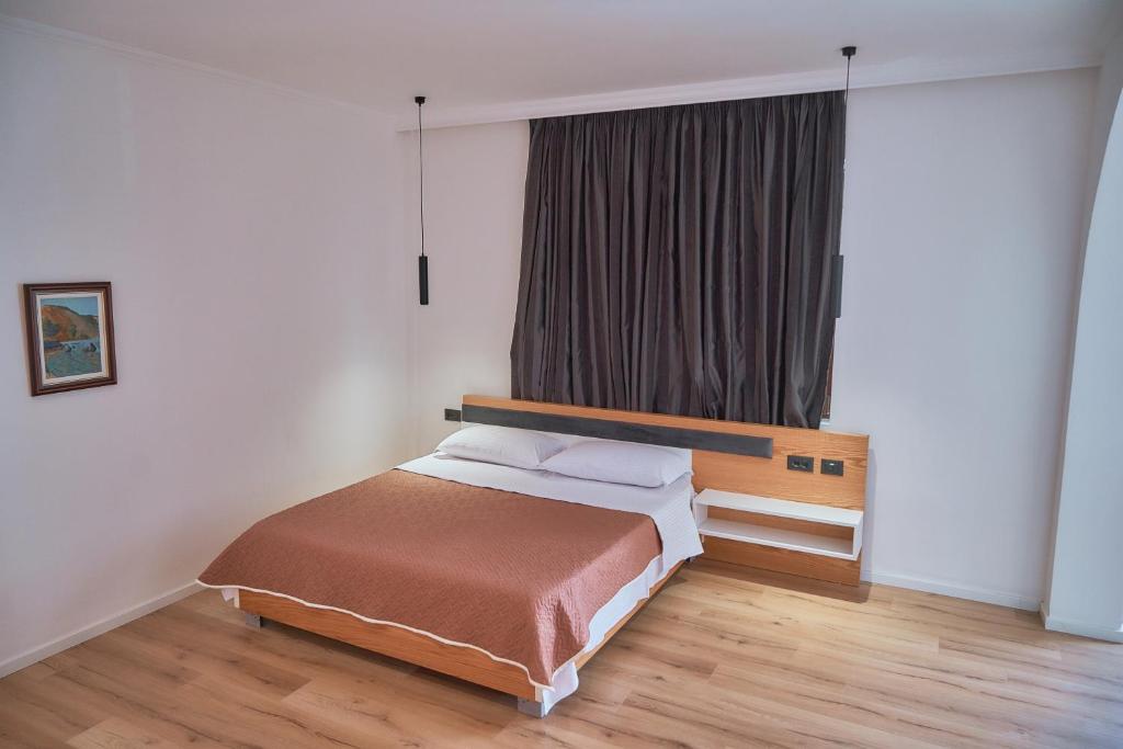 Postel nebo postele na pokoji v ubytování Kalpazo Inn Tirana