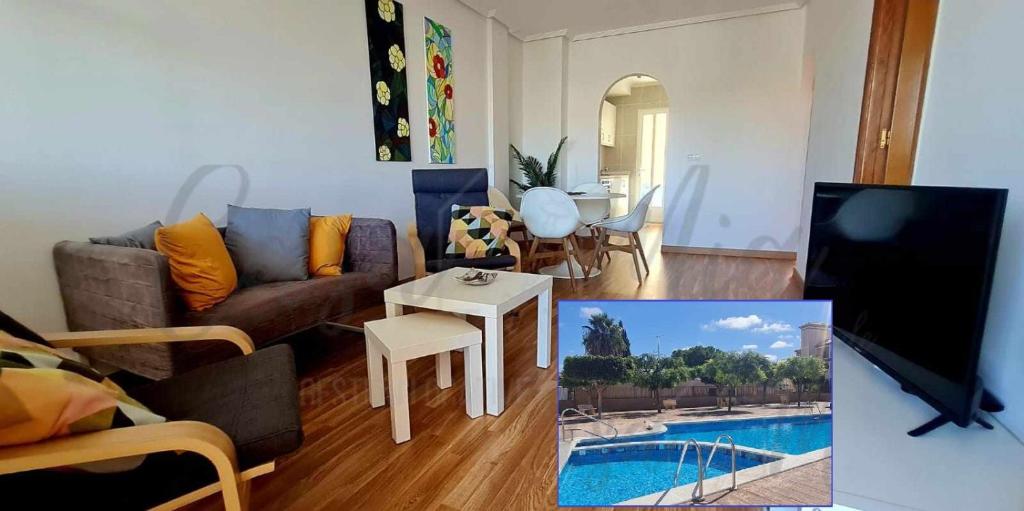 a living room with a couch and a tv at Appartement complètement rénové à San Pedro del Pinatar entre la Mar Menor et la Méditerranée. in San Pedro del Pinatar