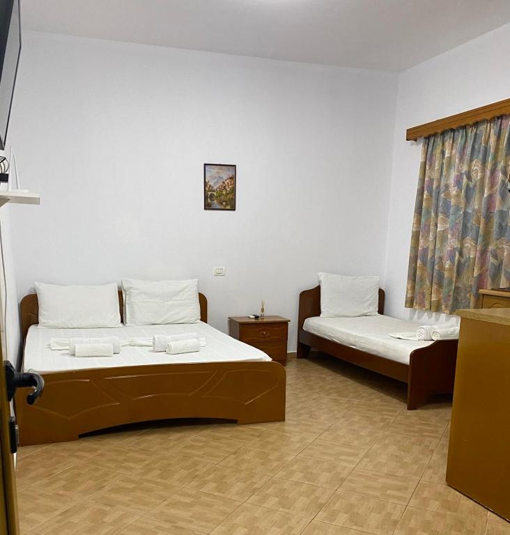 Postel nebo postele na pokoji v ubytování Villa Earta & Leo Ksamil