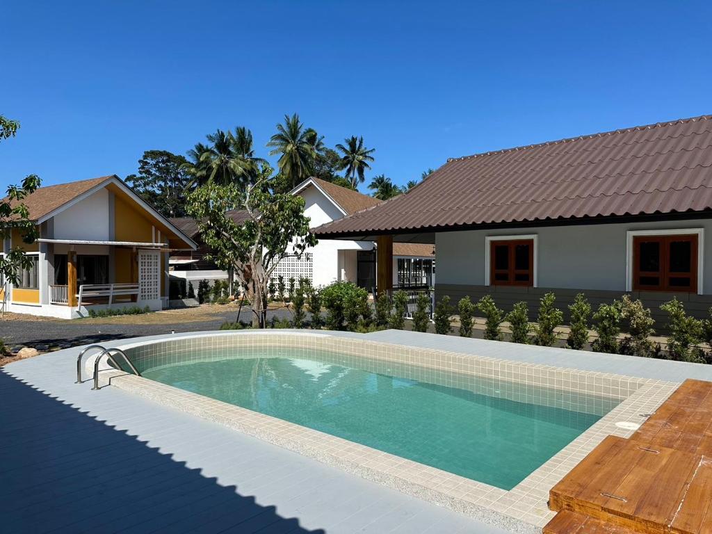 een zwembad voor een huis bij Villa Taa Koh Samui in Nathon Bay