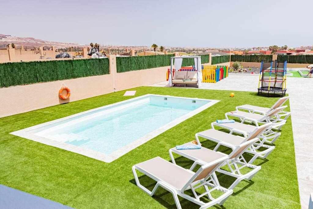 The swimming pool at or close to Villa Mini Golf