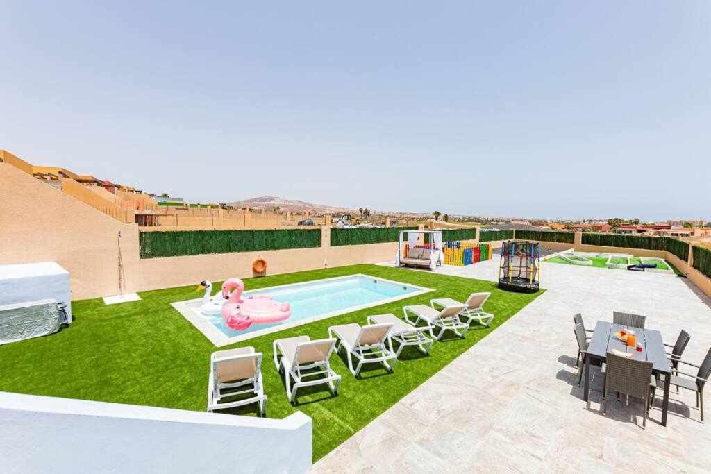 The swimming pool at or close to Villa Mini Golf